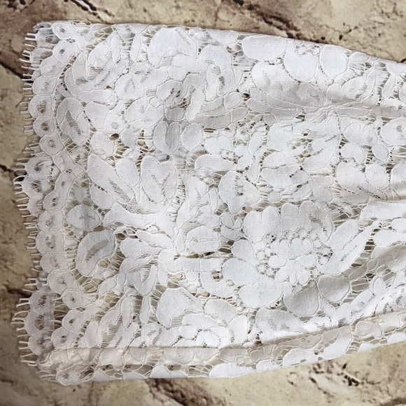 Gorgeous lace top - Picture 3 of 4